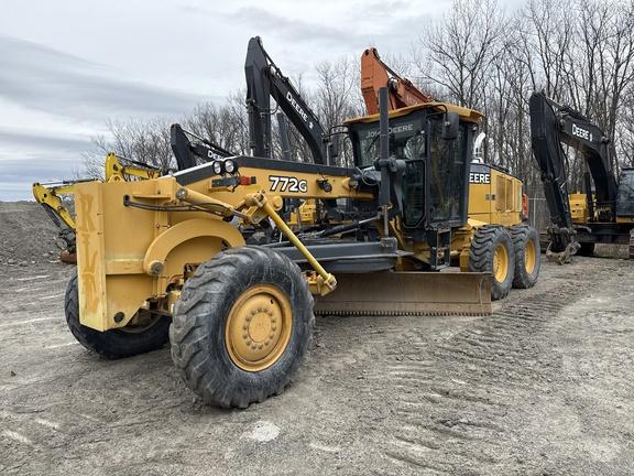 2012 John Deere 772GX MOTOR GRADER; Cab w/ AC; 4.27 m (14 ft.) Blade; 17.50 Tires; Mid Scarifier