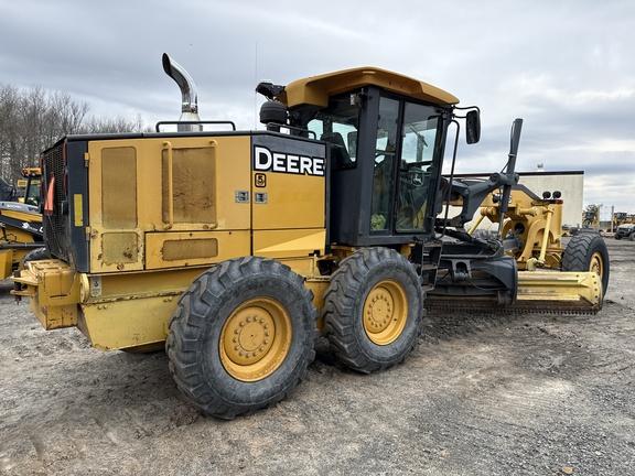 2012 John Deere 772GX MOTOR GRADER; Cab w/ AC; 4.27 m (14 ft.) Blade; 17.50 Tires; Mid Scarifier