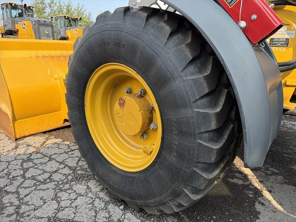 324 P FOUR WHL DRIVE LOADER -Cab w/ AC; 405/70R20 Tires