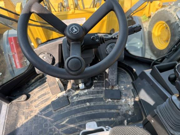324 P FOUR WHL DRIVE LOADER - Cab w/ AC; 405/70R20 Tires