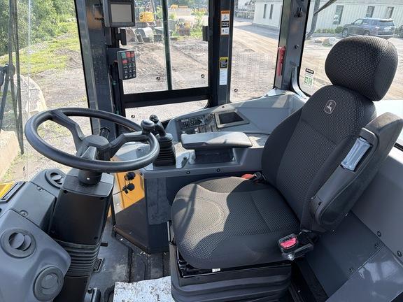 324 P FOUR WHL DRIVE LOADER - Cab w/ AC; 405/70R20 Tires