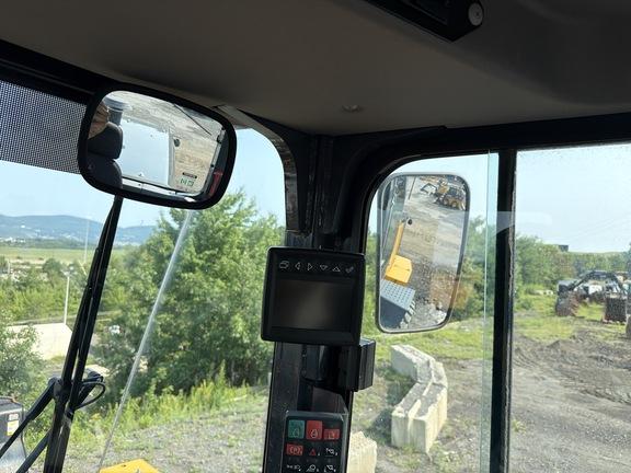 324 P FOUR WHL DRIVE LOADER - Cab w/ AC; 405/70R20 Tires