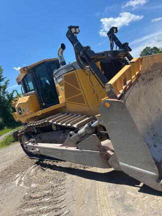 2019 John Deere 1050K, Cab w/ AC; 24" Pads; Semi-U Blade, 3.96 m (156 in.) Blade; Ripper
