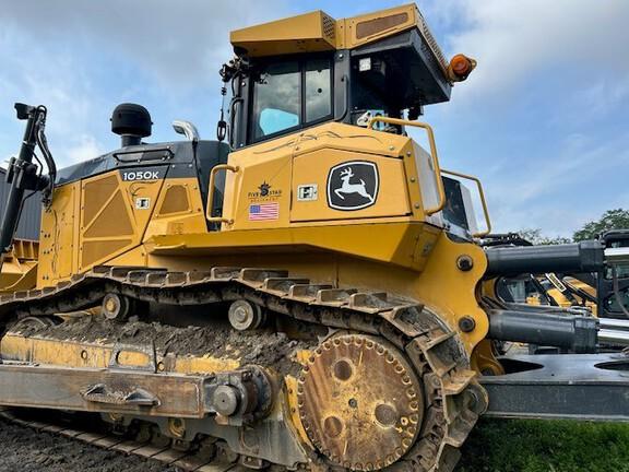 2019 John Deere 1050K, Cab w/ AC; 24" Pads; Semi-U Blade, 3.96 m (156 in.) Blade; Ripper