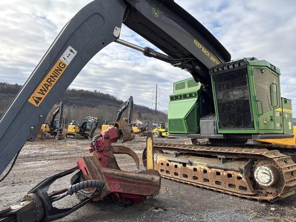 853MH HARVESTER - Cab w/ AC, Peaked Skylight; Standard Track; Saw