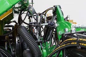 Hydraulic cylinder on 1725C frame for wing downforce/gull wing functionality