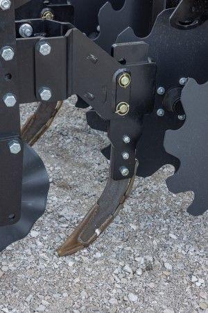 Shank located between the lead coulter and containment coulter