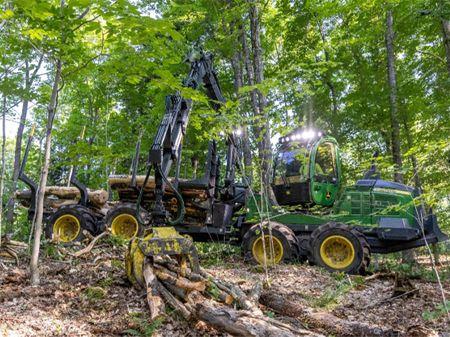 1110G Forwarder with the cabin rotated gathering timber