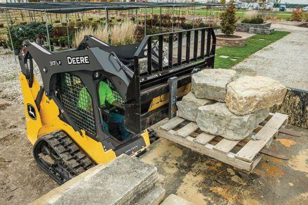 John Deere 317 P-Tier with pallet forks