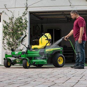Washing a Z370R Electric ZTrak™ with a water hose