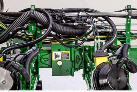Distribution system and nozzle bodies routed on the wing of a 12-row 1775NT