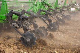 Adjustable closing disks operating in worked ground