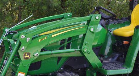 Leveling linkage on top of boom and flag pins used in pivot