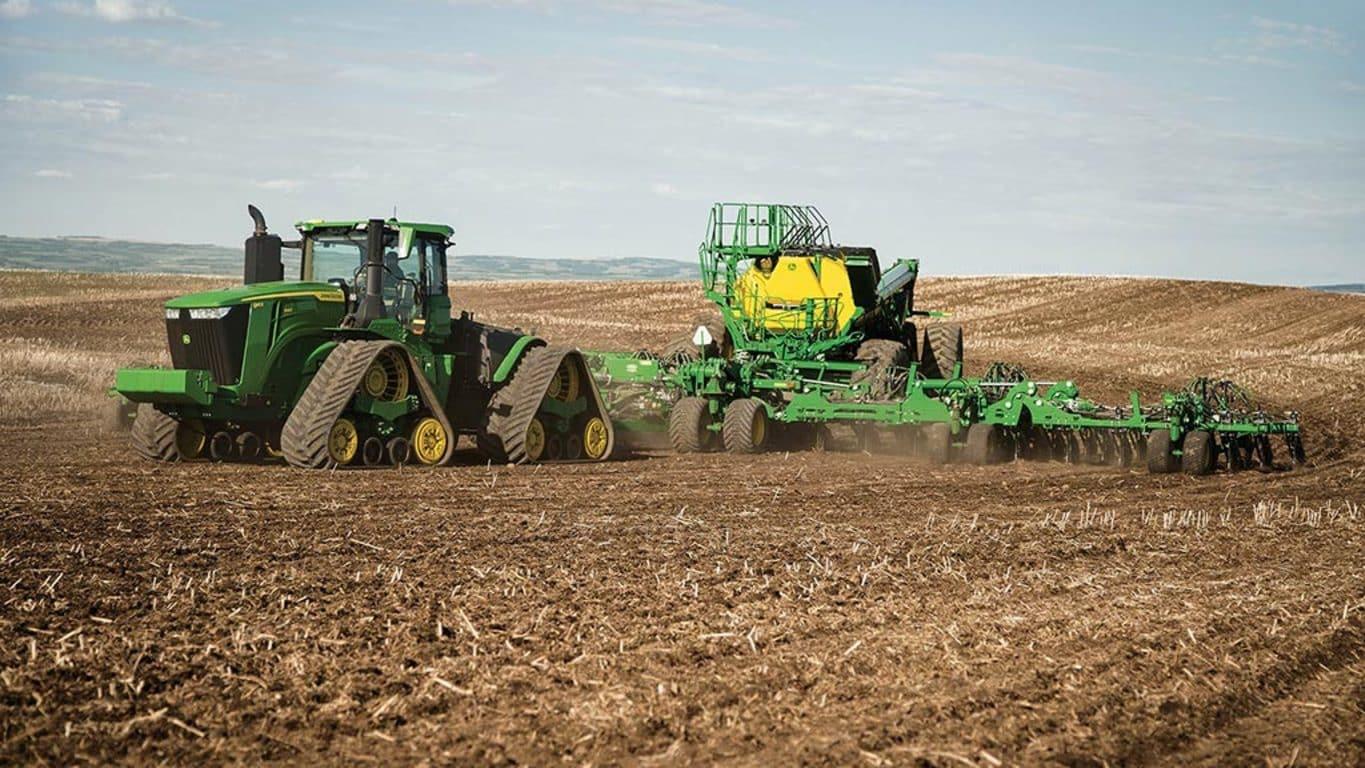 Field image of a 9RX 640 tractor