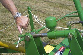 Hydraulic angle adjustment for easy transport