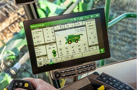 Easy-to-use G5<sup>Plus</sup> CommandCenter™ Display shows all important harvest data
