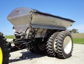 Pull-type dry box spreader with two product bins