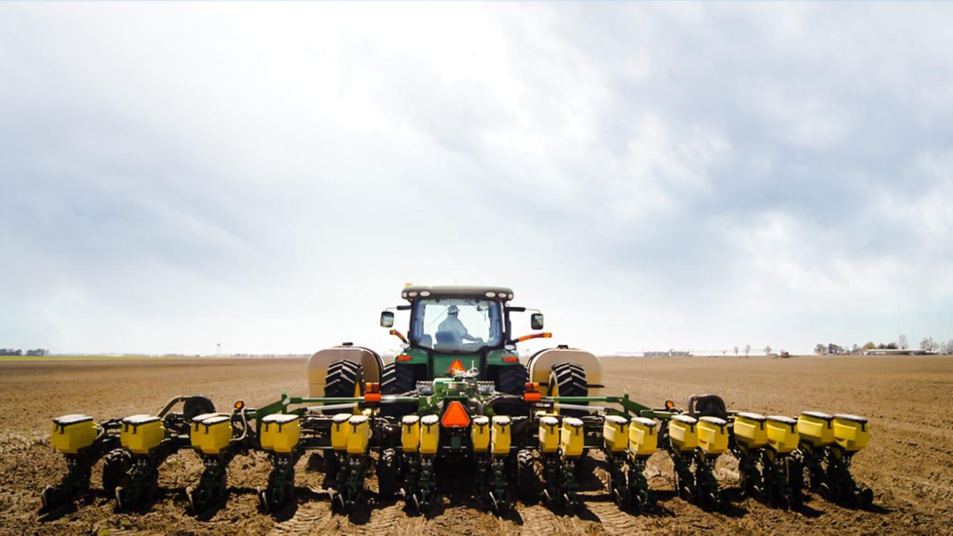 8 Series tractor with DR 12 Twin Row planter in the field