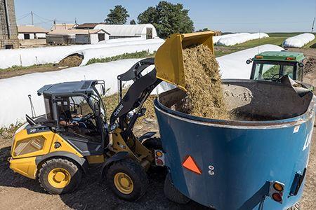 204 G-tier loading a feed wagon