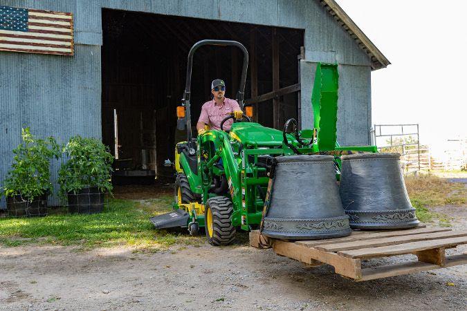 Move heavy objects with the pallet fork