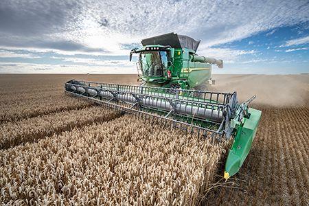 T6 800 with 13,500-L (383-bu) grain tank