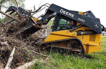 John Deere 325G equipped with a grapple