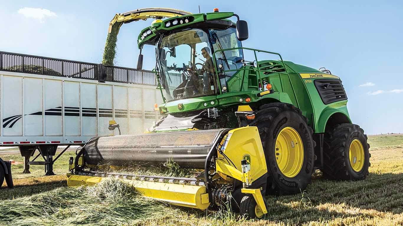 46R picking up hay and emptying in a bin