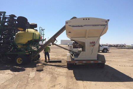 Cleanout with seed tender
