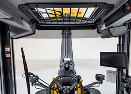 Visibility through the roof window to the bucket when raised and extended