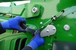 Unlock the loader mast (5)